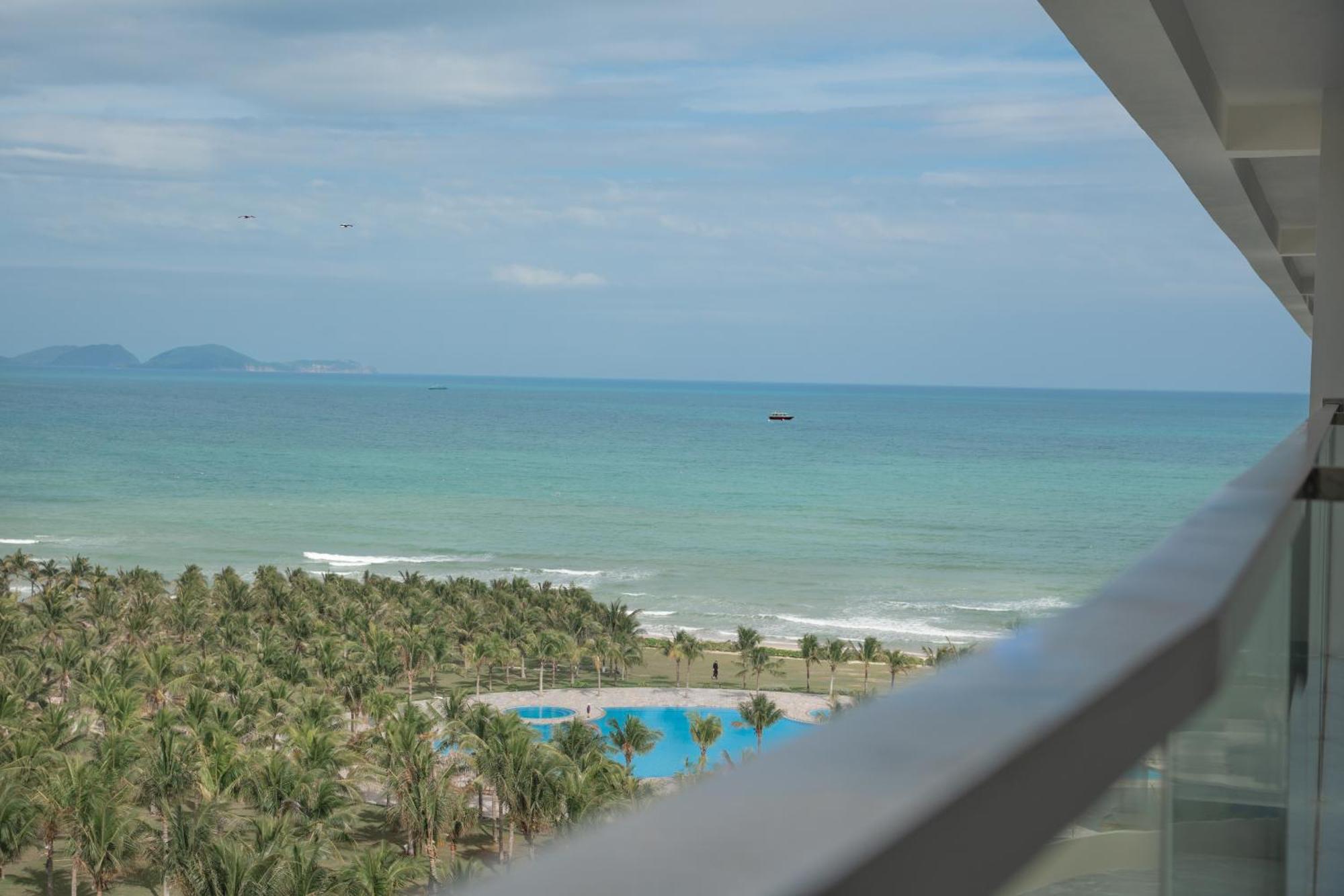 Aquamarine Beachfront Resort & Spa Кам Ран Екстериор снимка