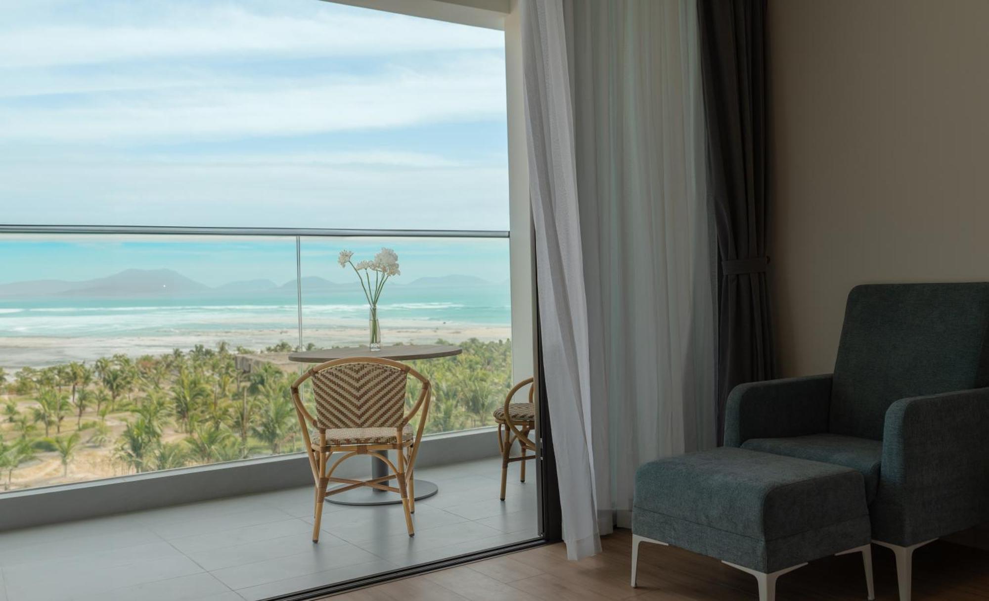 Aquamarine Beachfront Resort & Spa Кам Ран Екстериор снимка